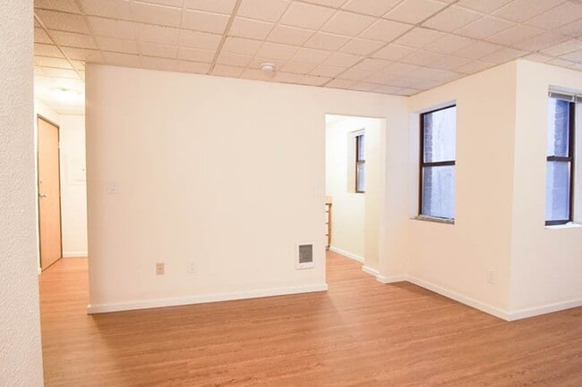 Building Photo - Great Studio in the Heart of NW w DW & Walk-in Closet!