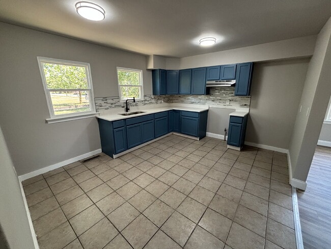 Building Photo - Charming 4-bed House in Gary!