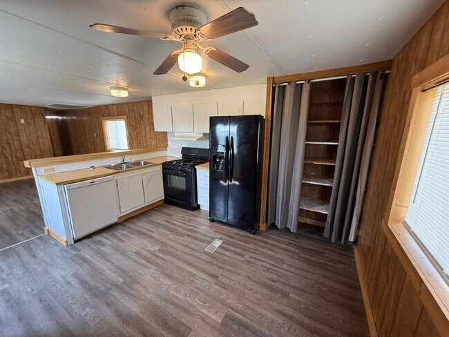 Foto del edificio - 3 Bed 2 Bath Updated Mobile Home with Fenced Yard and Storage Shed