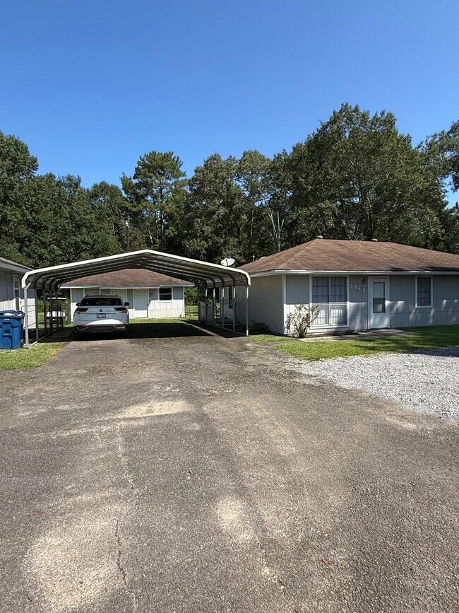 Foto del edificio - 5845 Pine Hill Dr