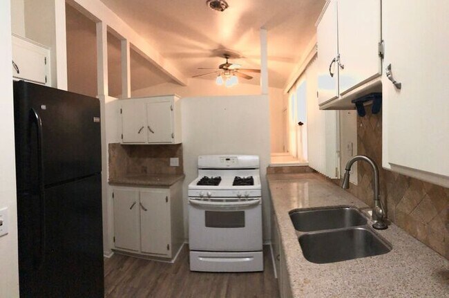 Building Photo - Beautiful pet-friendly 4 bedroom home in C...