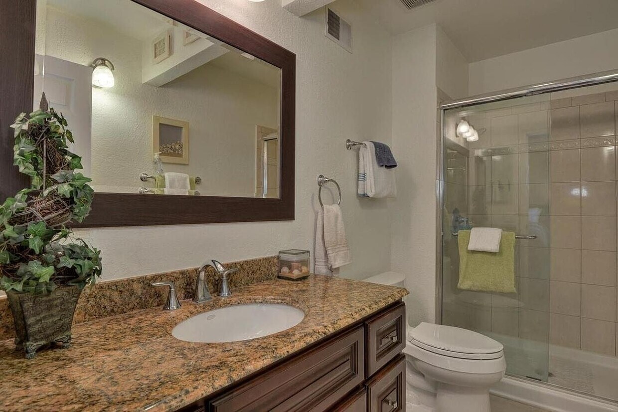 Foto principal - 561 Hyde Park Dr