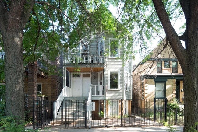 Building Photo - 1314 W Roscoe St