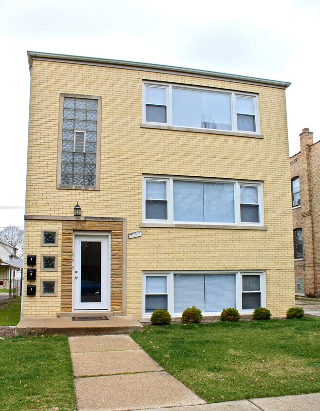 Primary Photo - 5662 W Higgins Ave
