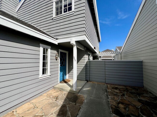 Building Photo - 2 Bed/2.5 Bath Home with Pool Access!
