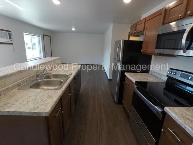 Building Photo - 2 Bedroom/1.5 Bathroom available June 1st!