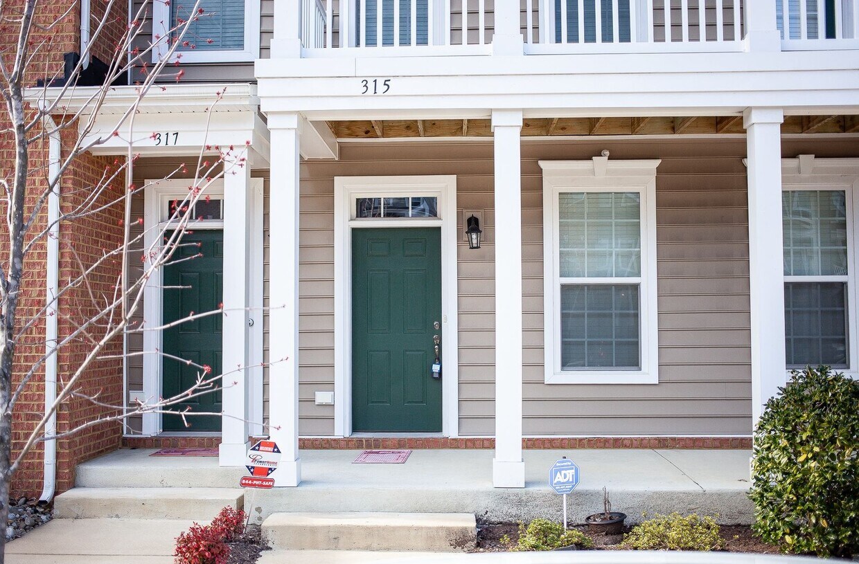 Primary Photo - Townhouse Rental in Hampton (3 bed/2.5bath...
