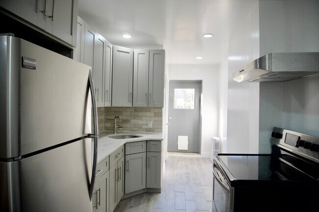 Building Photo - 450 Wyona St
