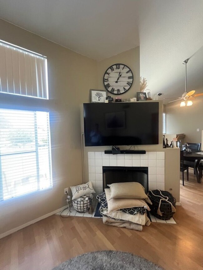 Building Photo - Beautiful 2 Bedroom and 2 Bath with loft i...