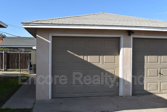 Building Photo - 1215 4th Ave
