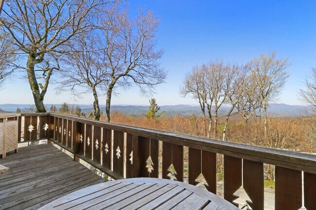 Foto del edificio - 109 N Pinnacle Ridge Rd