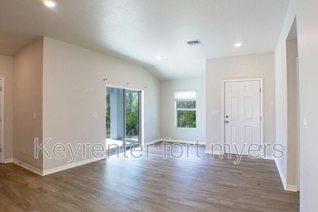 Building Photo - 341 Reeves St