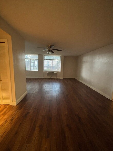 Foto del edificio - 7520 Hornwood Dr