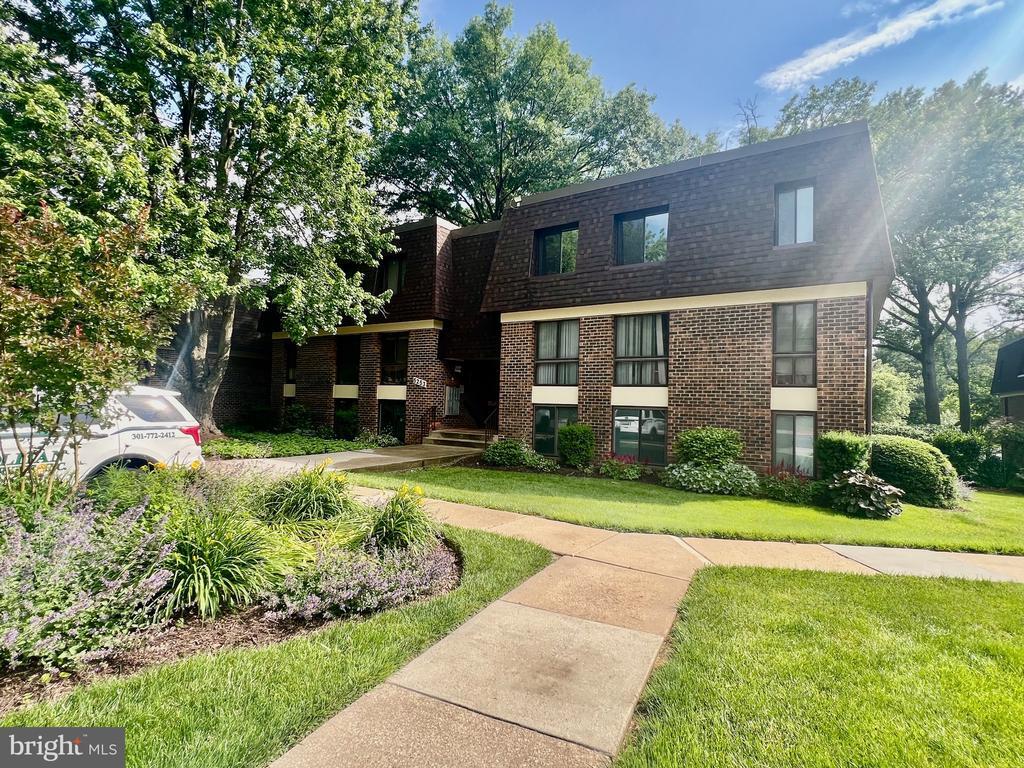 Foto principal - 5253 W Running Brook Rd