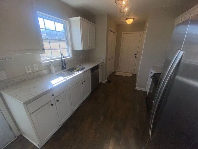Building Photo - For Lease - 3 Bed, 2 Bath, 1232sqft Home o...