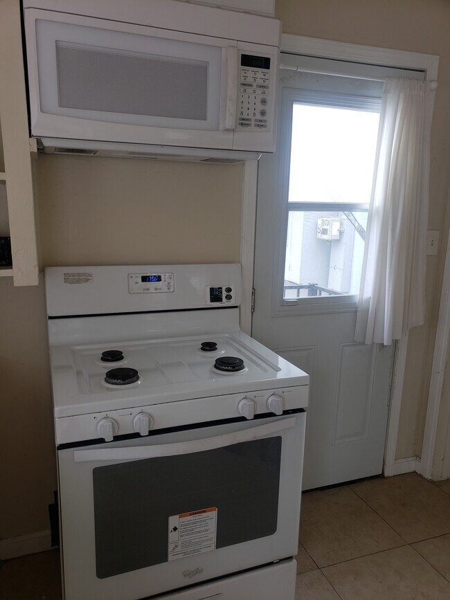 Kitchen - stove/microwave - 3075 El Cajon Blvd
