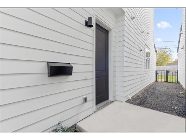 Foto del edificio - 3233 Real St