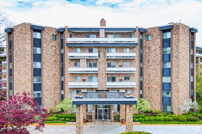 Building Photo - 2112 Acacia Park Dr