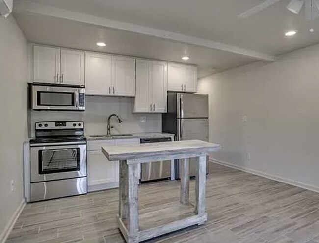 Building Photo - 1 bedroom condo 3 blocks from Bryant Denny...
