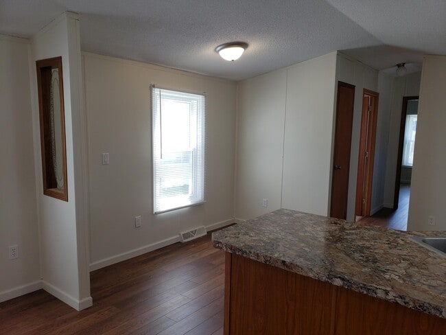 Foto del edificio - 205 Cross Dr