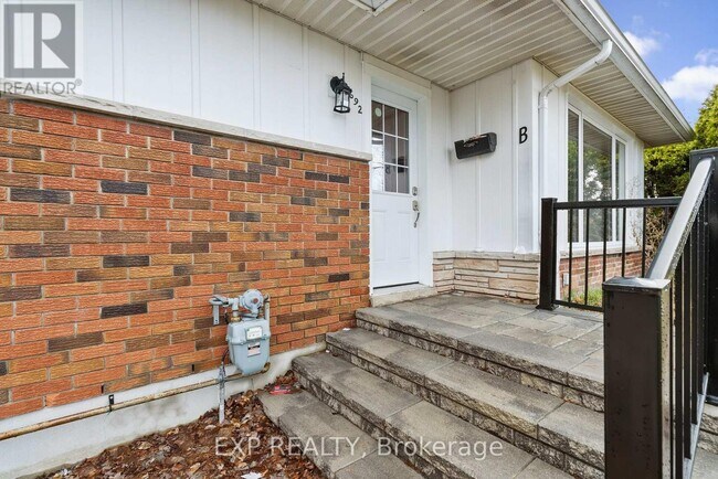 Building Photo - 692 Claude St