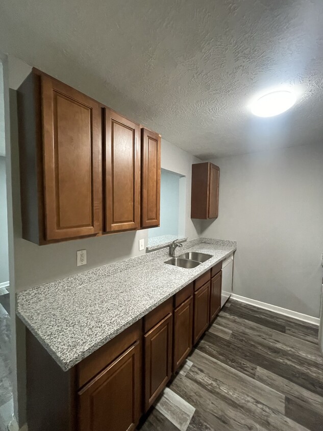 Kitchen - 1917 Pine Tree Dr