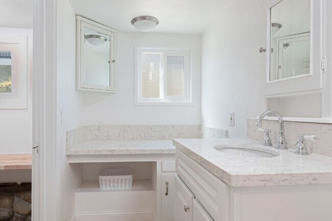 Foto del edificio - "Delightful 1-Bedroom Apartment in Historic Home!"