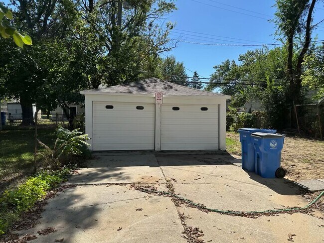 Foto del edificio - Renovated 2 bedroom / 1 bath house with 2 car garage