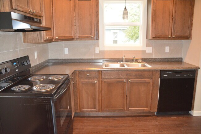 Foto del edificio - Rent this 3 Bedroom 2 Bath Bungalow