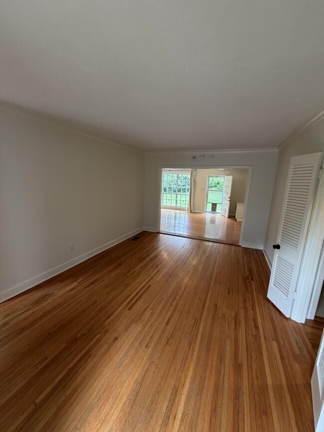 Foto del edificio - 3834 Kenwood Ave