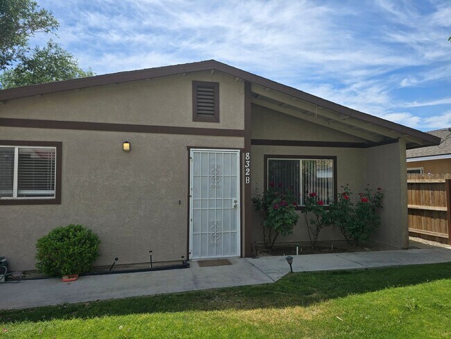 Building Photo - COM832