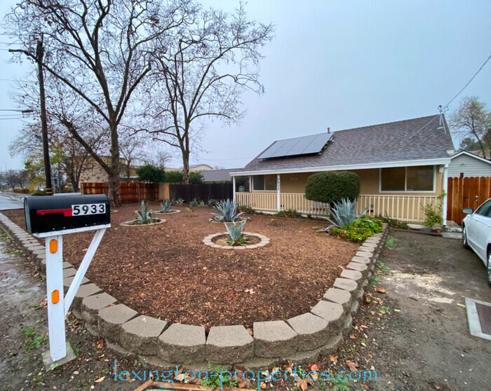 Foto principal - Beautifully Remodeled, 3BD/1BA Home, Avail...