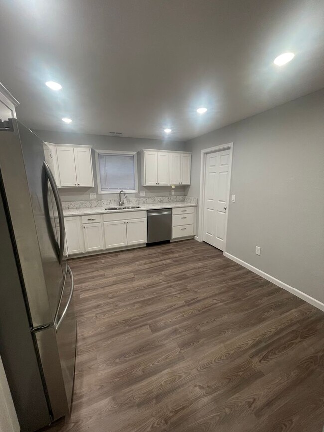 Building Photo - Stunning Newly Remodeled Two Bedroom Home ...