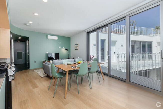 4 habitaciones, 3 baños - 1070 pies cuadrados - Sala de estar - Comma Barrington Co-Living