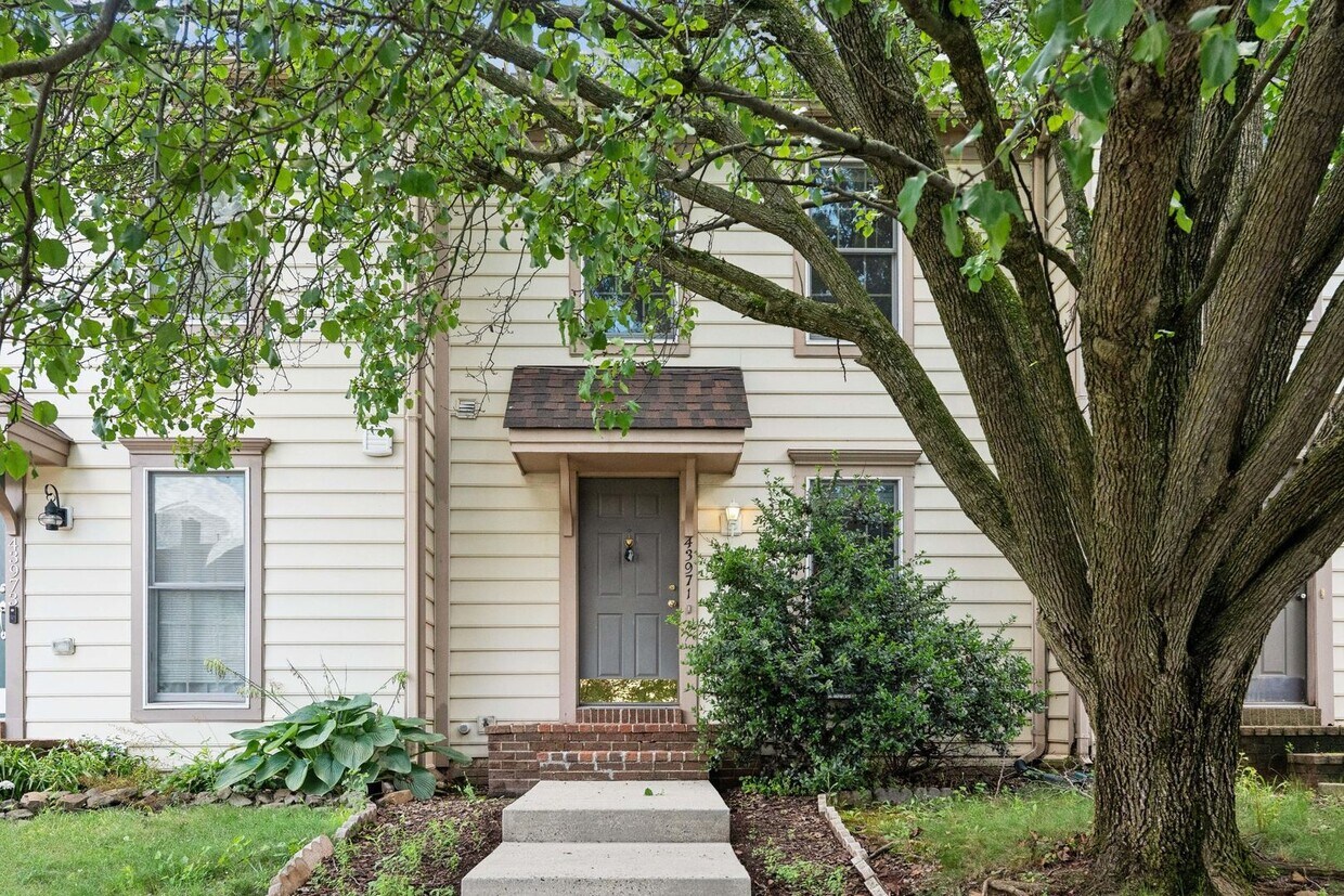 Foto principal - Move-in Ready Townhome in Ashburn Village!