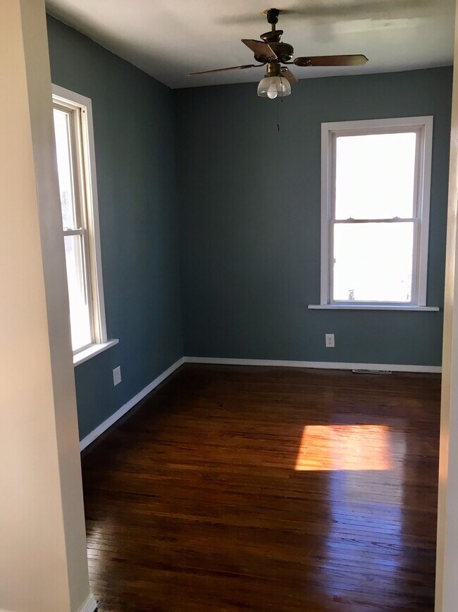 Foto del edificio - 3 bedroom / 1.5 bath w/Central Air, Basement and Detached 2 Car Garage