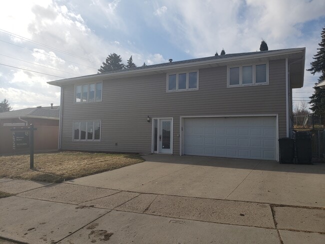 Building Photo - 700 N 29th St