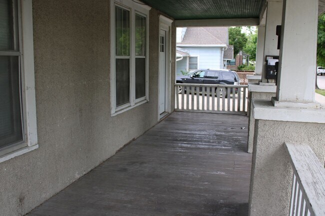 Building Photo - House for rent! 2 kitchens 3 Baths! Close ...