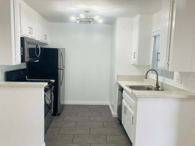 Building Photo - 924 Gaviota Ave