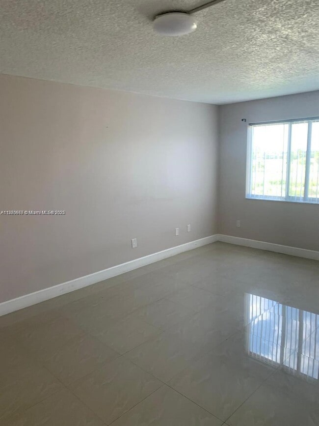 Foto del edificio - 14830 Naranja Lakes Blvd