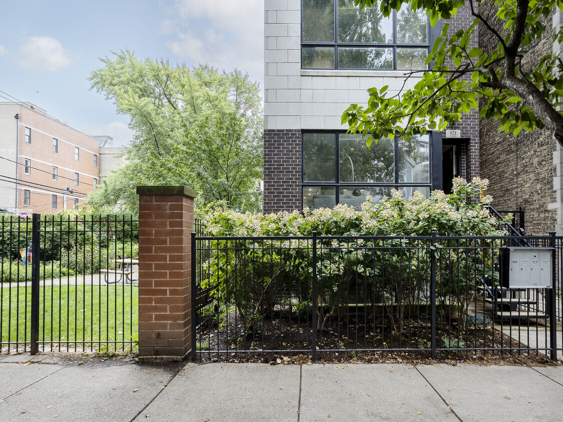 Foto principal - 821 W Roscoe St