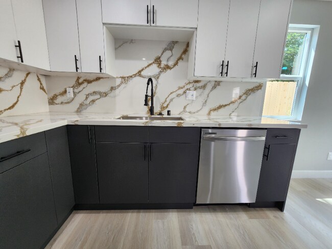 Foto del edificio - 2223 S Highland Ave