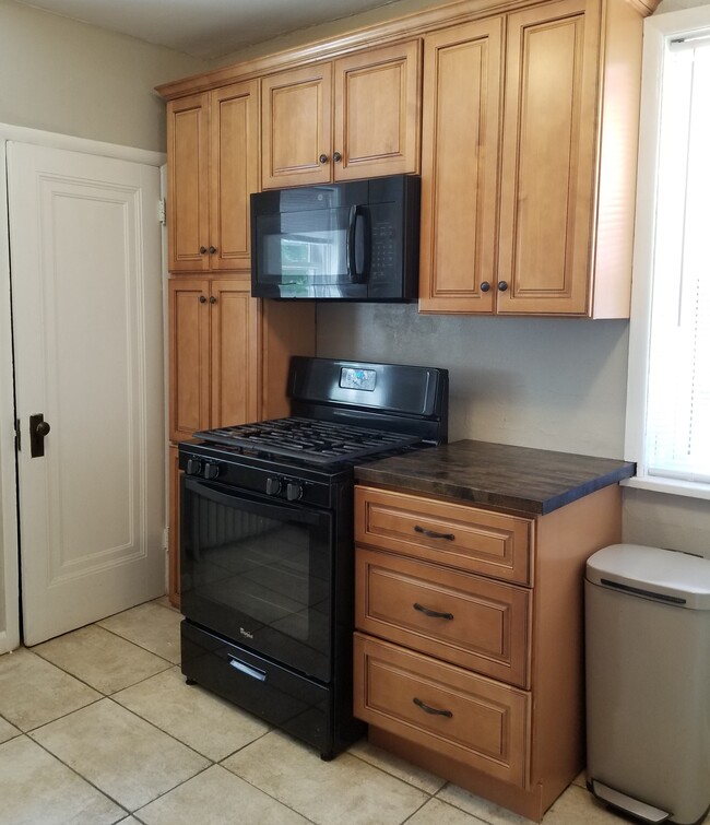 Gas Stove, Above Range Microwave w Vent - 925 Concordia Ln