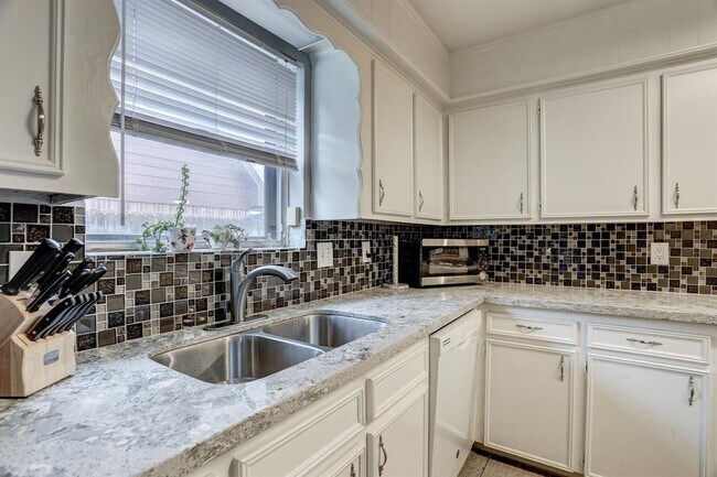 Building Photo - 12323 Wrenthorpe Dr