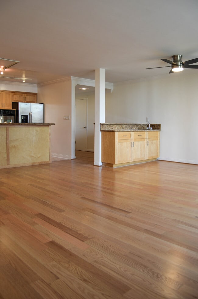 Building Photo - 616 N Flores St