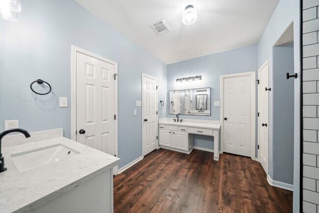 Building Photo - 2875 Wimbledon Ln
