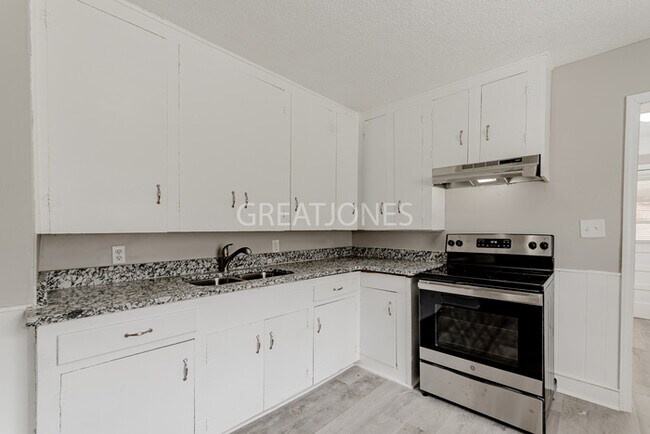 Building Photo - 4901 Jones St