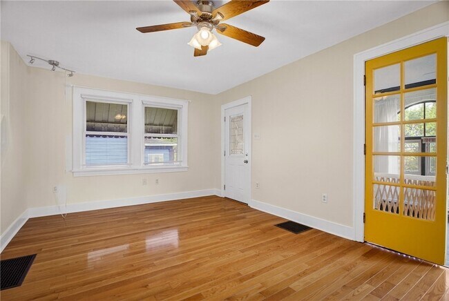 Foto del edificio - 1227 Denisonview St