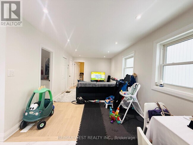 Building Photo - 4 Sutherland Ave