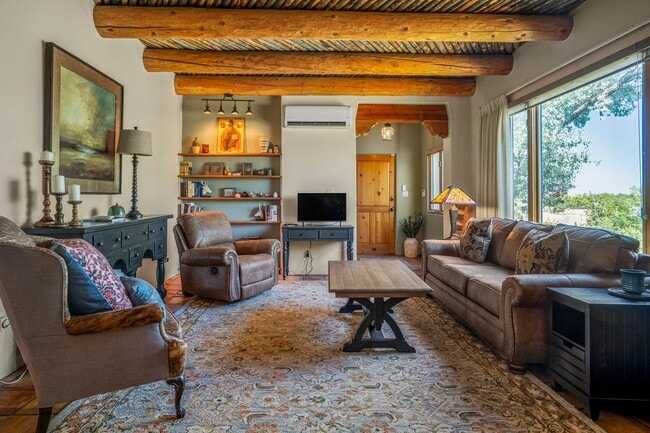 Building Photo - Northside Santa Fe Home